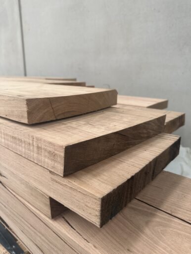 F17 KD hardwood meeting AS 2082 and AS 1720 structural standards.